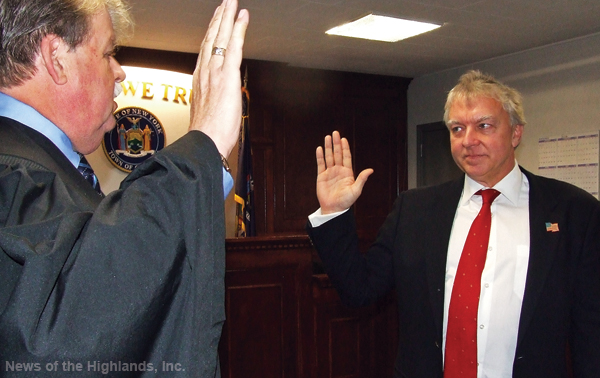 Photo by Ken Cashman On New Year’s Day, Judge Lynn Beesecker (left) administered the oath of office to Michael Summerfield, the newest member of the Town Board.